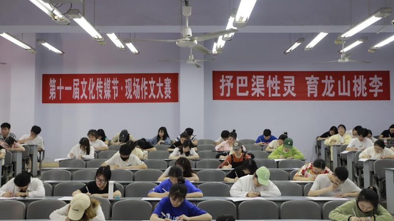 目前市场上三维动画软件种类繁多，大致可以分为以下几类：